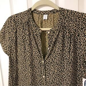 NWT Old Navy Animal Print SIZE XS Blouse Button Down Short-Sleeve Top